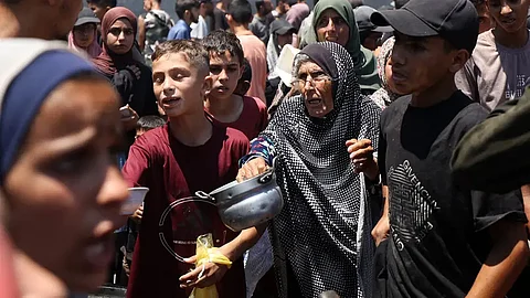 توزيع وجبات غذائية في غزة يوم السبت