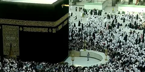مشاهد إيمانية تُبهر القلوب.. سكينة وخشوع يملآن أرجاء الحرم المكي