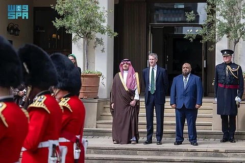 "عبدالعزيز بن سعود" يزور ثكنات ويلينجتون.. ويلتقي وزير الدولة لشؤون الأمن في لندن