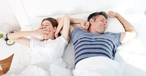 هل تحتاج النساء فعلًا إلى نوم أكثر من الرجال؟ العلم يوضح الفروقات والتعقيدات