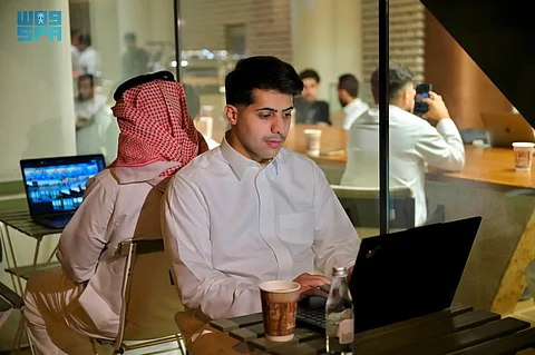 العمل من المقهى في الرياض.. المشهد المهني يُعاد رسمه بين كوب قهوة وجهاز صغير ونافذة على السماء