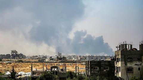 إسرائيل تشن هجومًا بريًا وجويًا واسعًا على وسط غزة.. ما تأثير التصعيد على مفاوضات الهدنة؟