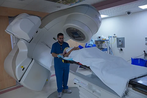 إنجاز طبي فريد في الدمام .. استعادة بصر طفلة بعد علاج ورم نادر بالشبكية