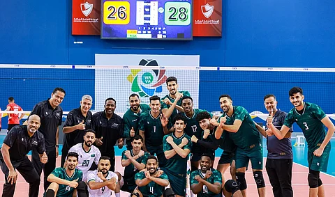 فرحة لاعبي المنتخب السعودي الأول للكرة الطائرة بعد الفوز