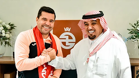 الخلود يفسخ عقد المدرب الروماني كوزمين كونترا بعد أيام من التعاقد معه