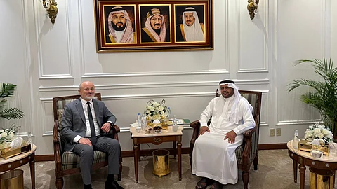 المندوب السعودي لدى التعاون الإسلامي يبحث مع نظيره الروسي سبل تعزيز العمل المشترك