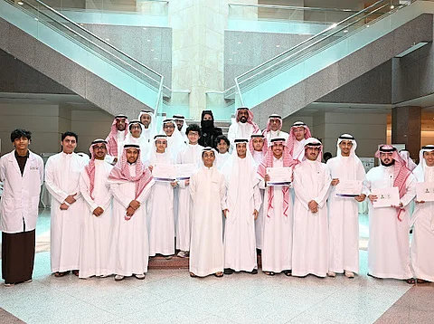 جامعة الملك عبدالعزيز تختتم برنامج موهبة الإثرائي البحثي بـ49 مشروعًا علميًّا و120 ساعة تدريبية
