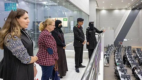 مستشارة الأمن في سفارة كندا تزور مركز العمليات الأمنية الموحدة (911) بالرياض
