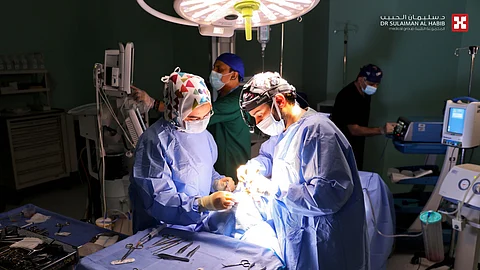مستشفى الدكتور سليمان الحبيب بالخبر ينهي معاناة مراجعة مع جرح مفتوح ومزمن بالرأس أدى إلى انكشاف السحايا