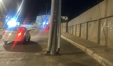عمودان كهربائيان يتوسطان شارعًا حيويًا بـ"جعرانة مكة".. ومطالب عاجلة بإزالتهما