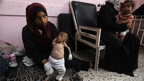 أم فلسطينية تنتظر علاج طفلتها البالغة من العمر شهرين وتعاني من سوء التغذية