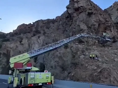 بالفيديو .. "مدني الطائف" ينقذ 4 باكستانيين احتُجزوا في مرتفع جبلي بحي الهدا