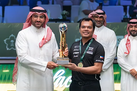 نائب وزير الرياضة "القاضي" يتوّج الفلبيني "كارلو بيادو" بلقب بطولة العالم للبلياردو 2025