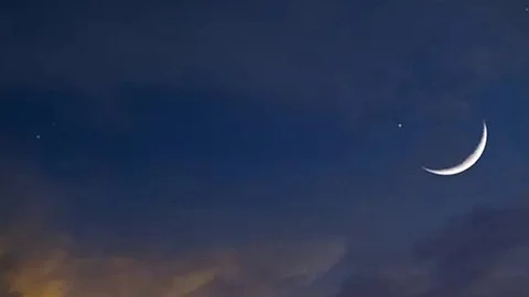 "فلكية جدة": هلال صفر يُزيّن سماء المملكة اليوم ويتزامن مع ظاهرة "نور الأرض"