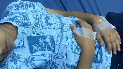 ماسورة تحمل كشافاً.. طفل يتعرض لصعق كهربائي وسط مهرجان بمهد الذهب