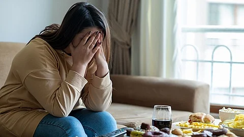 حين يجعلك التوتر تُفرِط في تناول الطعام!.. دراسة أمريكية تكشف السبب الخفي