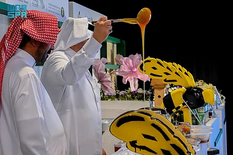 "عسل الباحة".. ثقافة غذائية وسمة اقتصادية وسياحية لـ 15 نوعًا تتابع مواسمها على مدار العام