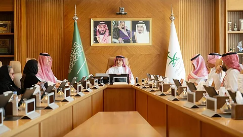 وزير الإعلام والرئيس التنفيذي للمجموعة السعودية للأبحاث والإعلام "SRMG" يناقشان مستجدات النقل الإعلامي للمسابقات الرياضية السعودية
