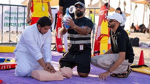 منقذو شواطئ جدة: التعامل السليم مع البحر أثناء السباحة والامتناع عن المغامرة يساهم في تحقيق السلامة
