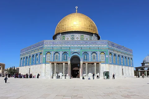 الاحتلال يُبعد مفتي القدس عن المسجد الأقصى لأنه استنكر "سياسة التجويع" في غزة