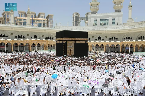 رسائل توعوية للمعتمرين.. "الحج والعمرة": أعطوا الأولوية لكبار السن وتجنّبوا التدافع