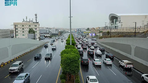 ضباب وأمطار غزيرة تزين أجواء أبها وتزيد إقبال الزوار على صيف عسير