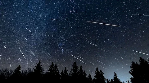 سماء المملكة تشهد الليلة زخات شهب دلتا الدلويات بمعدل 20 شهابًا في الساعة