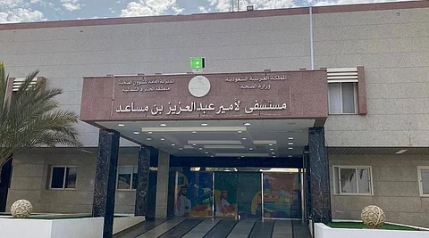فريق طبي في مستشفى الأمير عبدالعزيز بن مساعد بعرعر ينجح في استئصال ورم كبير بحجم 10 سم