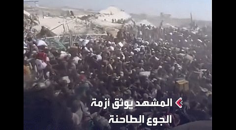 شاهد..أمواج بشرية في غزة بحثًا عن الغذاء بعد دخول شاحنات المساعدات