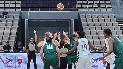 جانب من لقاء المنتخب السعودي لكرة السلة ونظيره العراقي