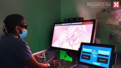 أجريت بتقنية الروبوت الجراحيHugo™ RAS .. مستشفى الدكتور سليمان الحبيب بالتخصصي ينجح في إجراء عملية علاج سمنة بتكميم المعدة
