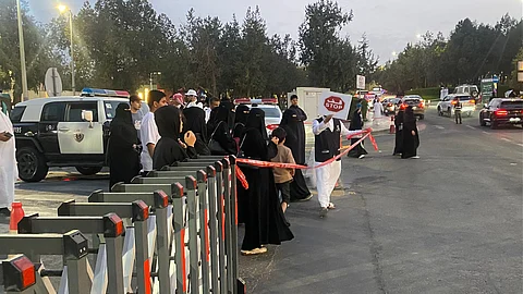مرور الباحة يخفف الزحام الصيفي بتواجد ميداني وتحكم يدوي بالإشارات