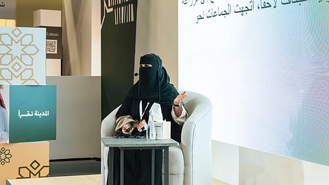 في ورشة "النقوش الأثرية" بمعرض المدينة للكتاب.. "الدوسري" تكشف ملامح الحياة البشرية القديمة عبر شواهد صخرية ناطقة