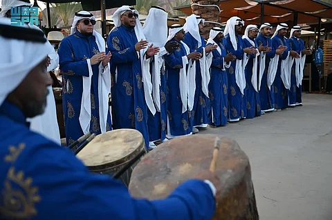 شاهد "فن الزير" في العُلا.. إيقاع شعبي يُجسّد التراث ويُحيي المناسبات الاجتماعية
