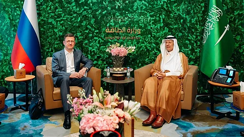 الأمير عبدالعزيز بن سلمان خلال اجتماعه بنائب رئيس الوزراء الروسي ألكسندر نوفاك