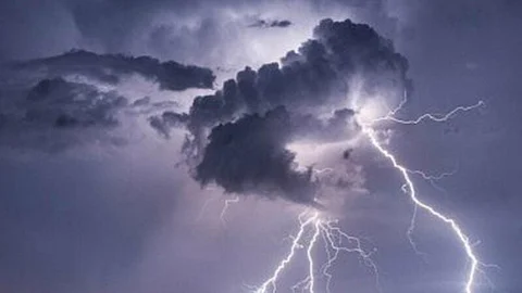 829 كيلومتراً.. تسجيل رقم قياسي عالمي لأطول ومضة برق في سماء أمريكا
