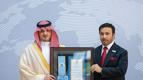 الإنتربول يكرّم الأمير عبدالعزيز بن سعود بالوسام الأعلى تقديرًا لدور المملكة في مكافحة الجريمة