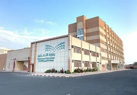 الطالبة سارة الرقيب تمثّل تعليم الطائف في برنامج "سفراء موهبة" بمدرسة كامبريدج الصيفية