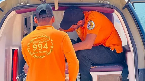 استجابة ميدانية سريعة.. حرس الحدود بتبوك ينقذ 3 مواطنين من الغرق أثناء السباحة