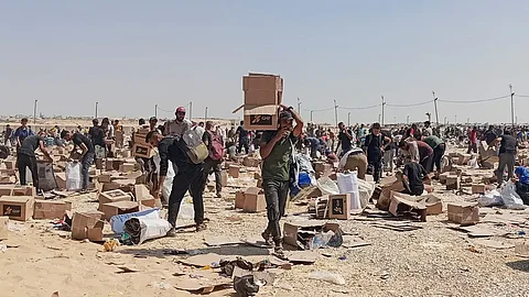 من مركز توزيع مؤسسة غزة الإنسانية المدعومة من أمريكا في رفح جنوب غزة