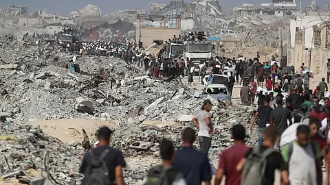 فلسطينيون يحملون مساعدات في بيت لاهيا شمال غزة