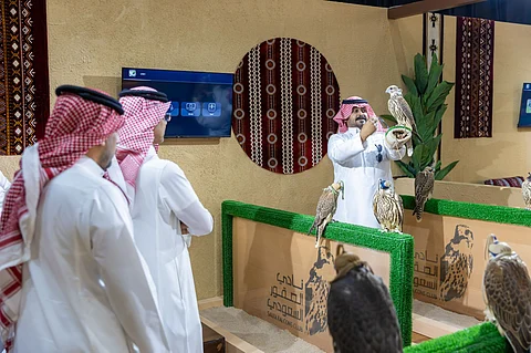 الرياض تحتضن المزاد الدولي لمزارع إنتاج الصقور بمشاركة نخبة منتجي الصقور عالميًّا