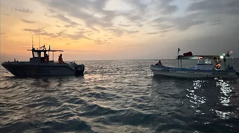 حرس الحدود ينقذ مقيمين مصريين تعطلت واسطتهما البحرية في عرض بحر القنفذة