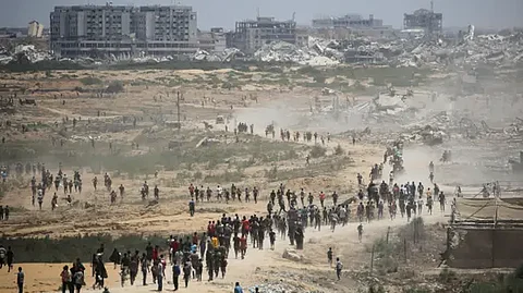 غزة.. قتلى وجرحى بانقلاب شاحنة فوق عشرات الجوعى