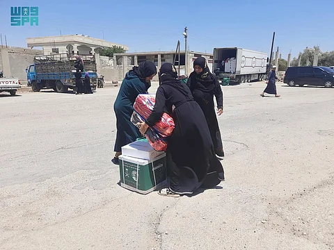 مركز الملك سلمان للإغاثة يوزّع 242 سلة غذائية للنازحين من محافظة السويداء إلى درعا