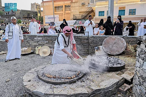 شاهد "الخبزة المقناة" .. مذاق تراثي يبهج زوّار صيف الباحة بمزيج من عبق التراث ونكهة الماضي