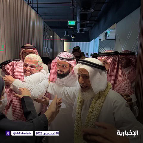 شاهد .. حميدان التركي يسجد شكرًا لله فور وصوله الرياض ويلتقي أسرته بعد غياب طويل