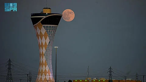 فلكيًا: سماء المملكة والعالم القديم بلا بدر هذا الشهر.. ورصد "قمر سمك الحفش"