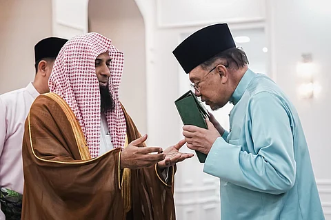 رئيس الوزراء الماليزي يستقبل إمام المسجد النبوي صلاح البدير