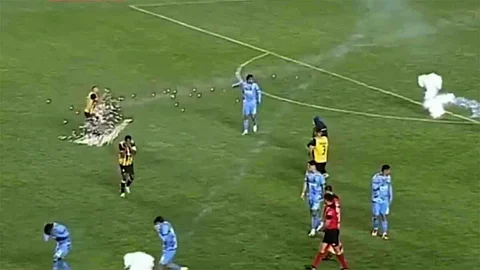 فيديو .. إصابة لاعب بمفرقعات نارية أطلقها مشجعو فريقه أثناء الاحتفال بالهدف